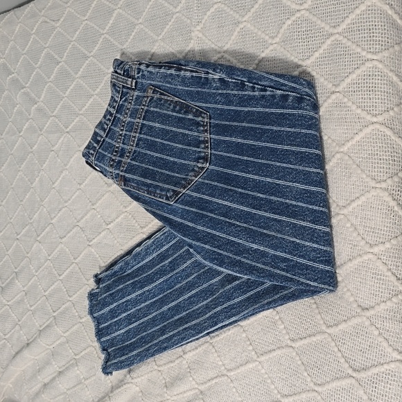 Abercrombie and Fitch - Picture 1 of 6